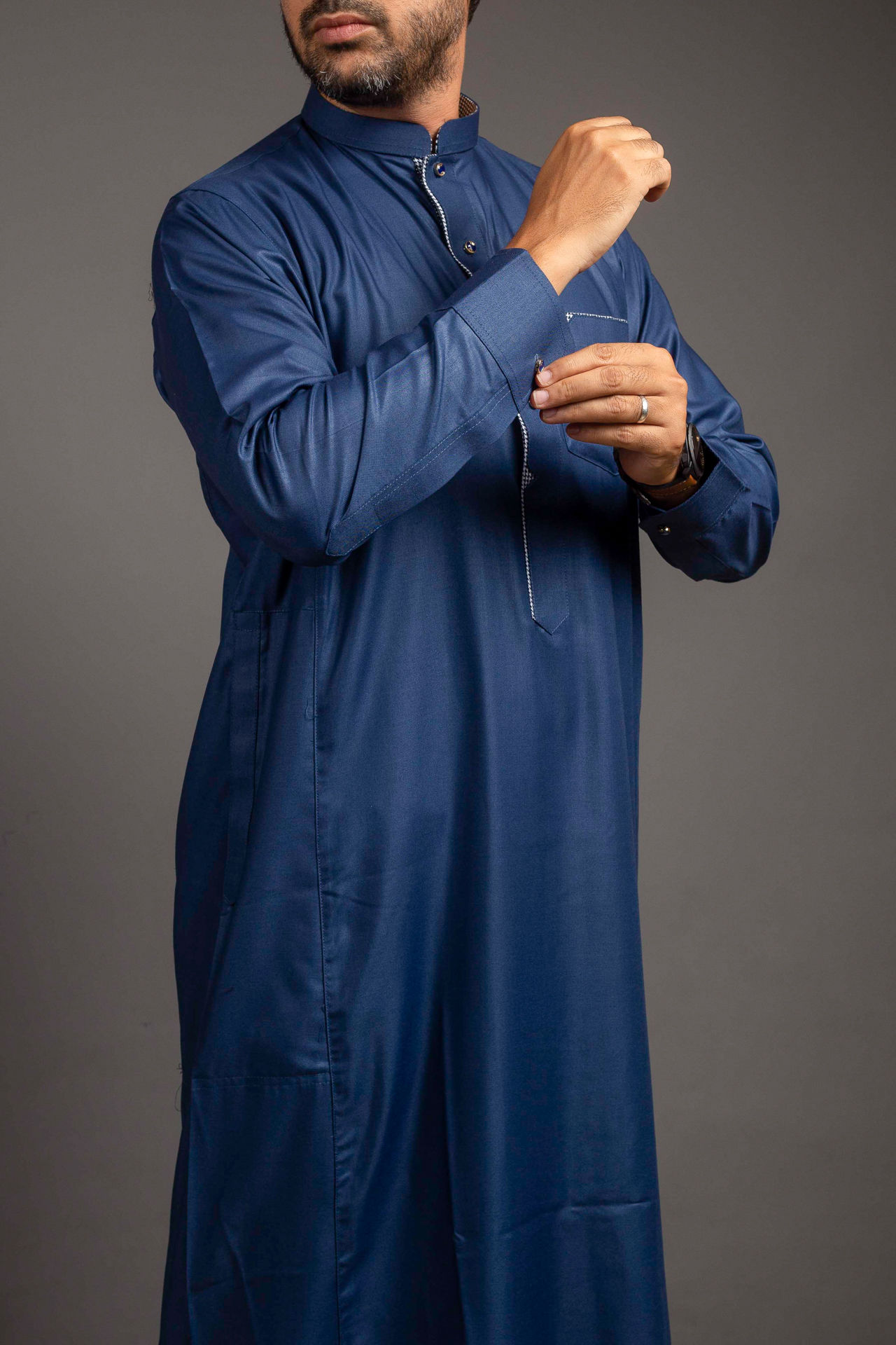 photographe vêtement adult sur fond gris qamis Alger bleu