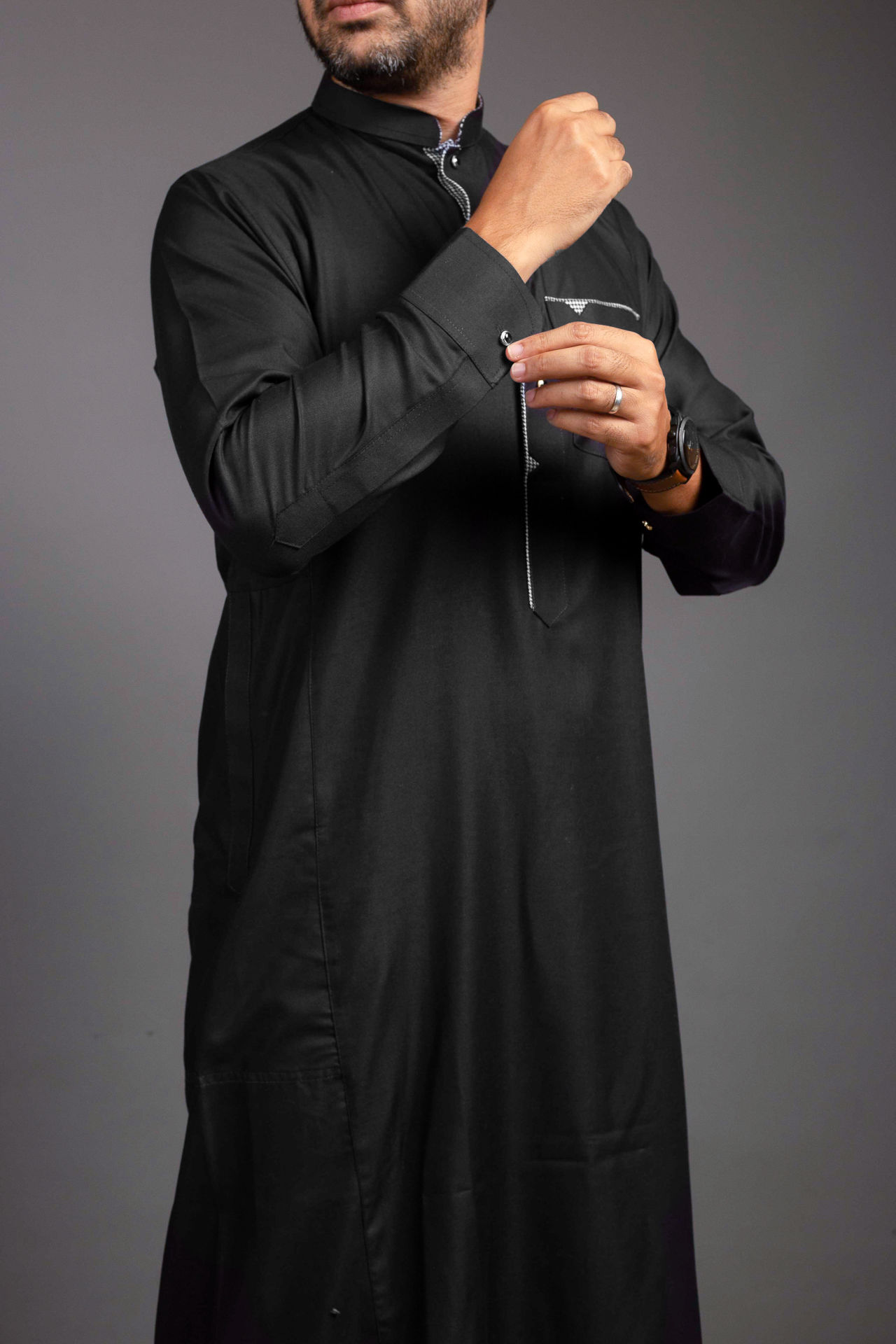 photographe vêtement adult sur fond gris qamis Alger noir
