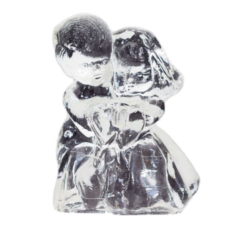 figurine en cristal sur fond blanc